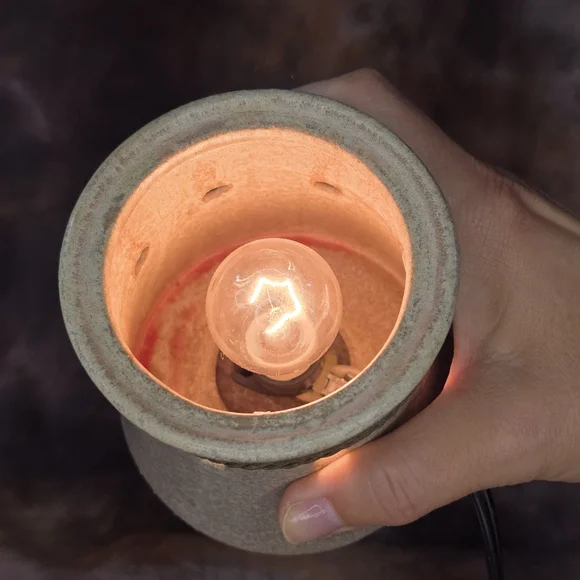 Scentsy Hatteras Mid Size Wax Warmer Light 6 Scent Bars Included - Picture 9 of 14